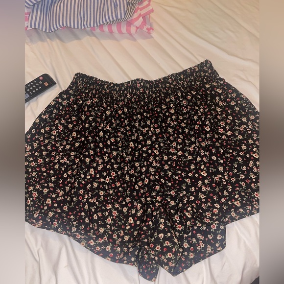 Women’s shein shorts - Picture 3 of 5